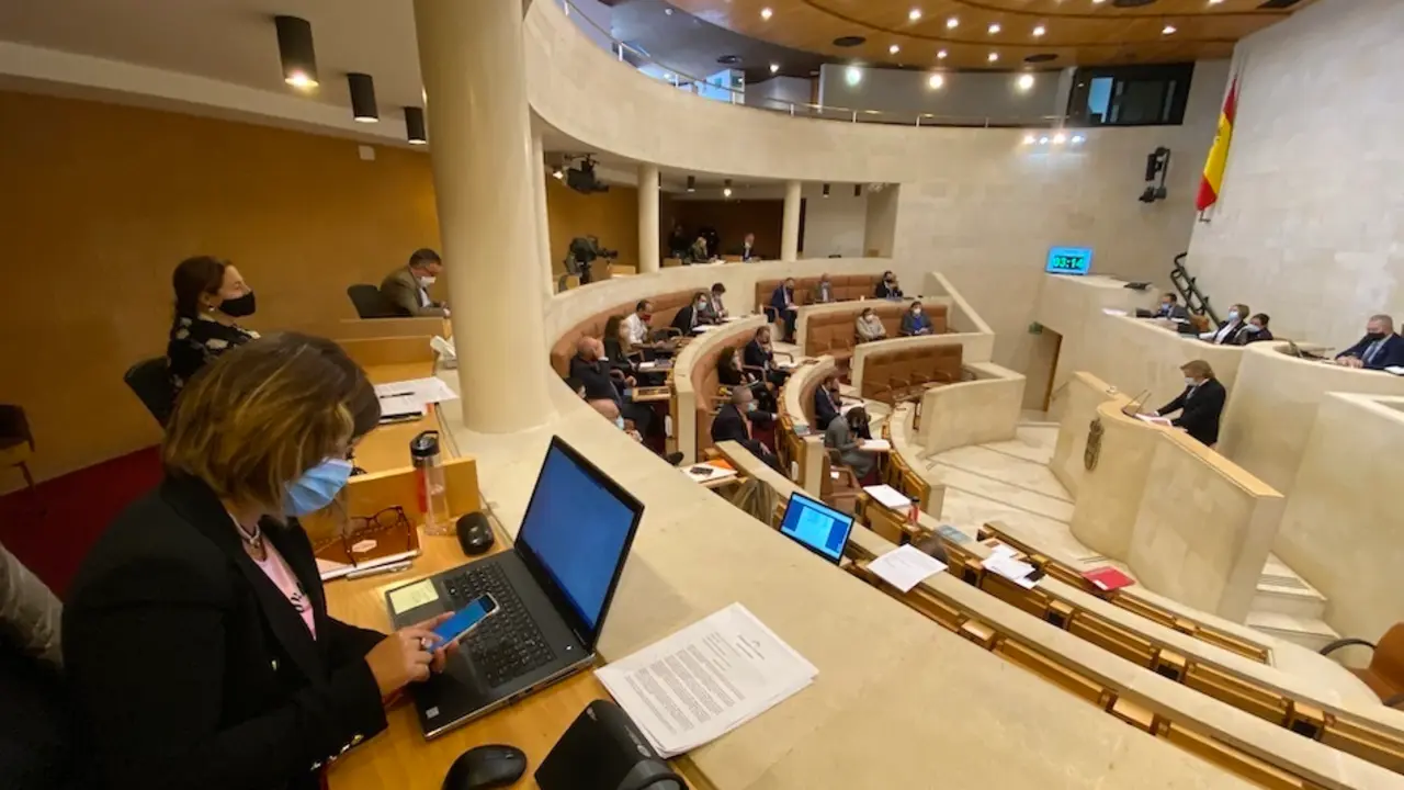 Vista del Parlamento de Cantabria desde la zona de prensa. / HARDY