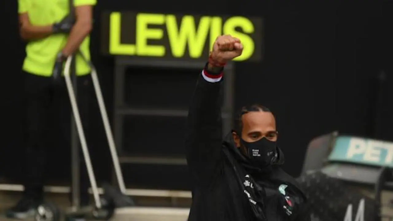 El piloto brit&aacute;nico de F&oacute;rmula 1 Lewis Hamilton de Mercedes-AMG Petronas celebra despu&eacute;s de ganar la carrera y el 7 &deg; Campeonato de F&oacute;rmula Uno en el Gran F&oacute;rmula Uno de Turqu&iacute;a 2020 en el circuito Intercity Istanbul Park, Estambul, Turqu&iacute;a, el 15 de noviembre de 2020 (F&oacute;rmula Uno, Turqu&iacute;a). , Estanbul) EFE / EPA / Clive Mason / Pool