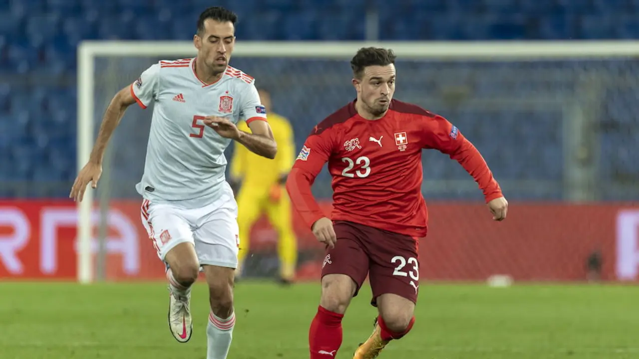 Busquets persigue a Shaqiri en el Espa&ntilde;a - Suiza de pasado s&aacute;bado. / EFE