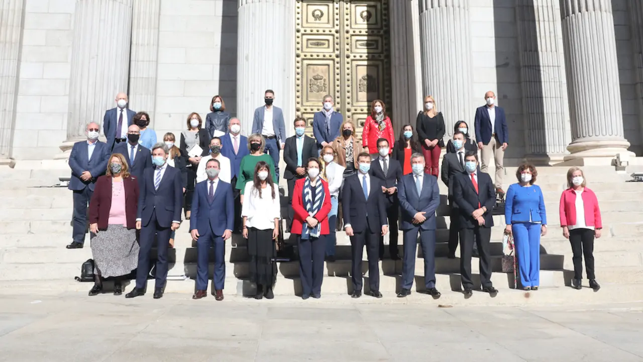Fotograf&iacute;a conjunta de los miembros de la Comisi&oacute;n de seguimiento y evaluaci&oacute;n del Pacto de Toledo, frente al Congreso de los Diputados - Marta Fern&aacute;ndez Jara. / E. PRESS