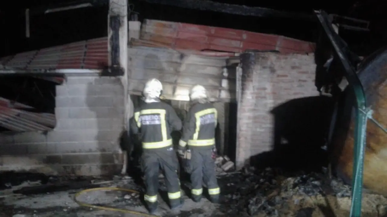 Incendio en una nave av&iacute;cola en La Cavada.