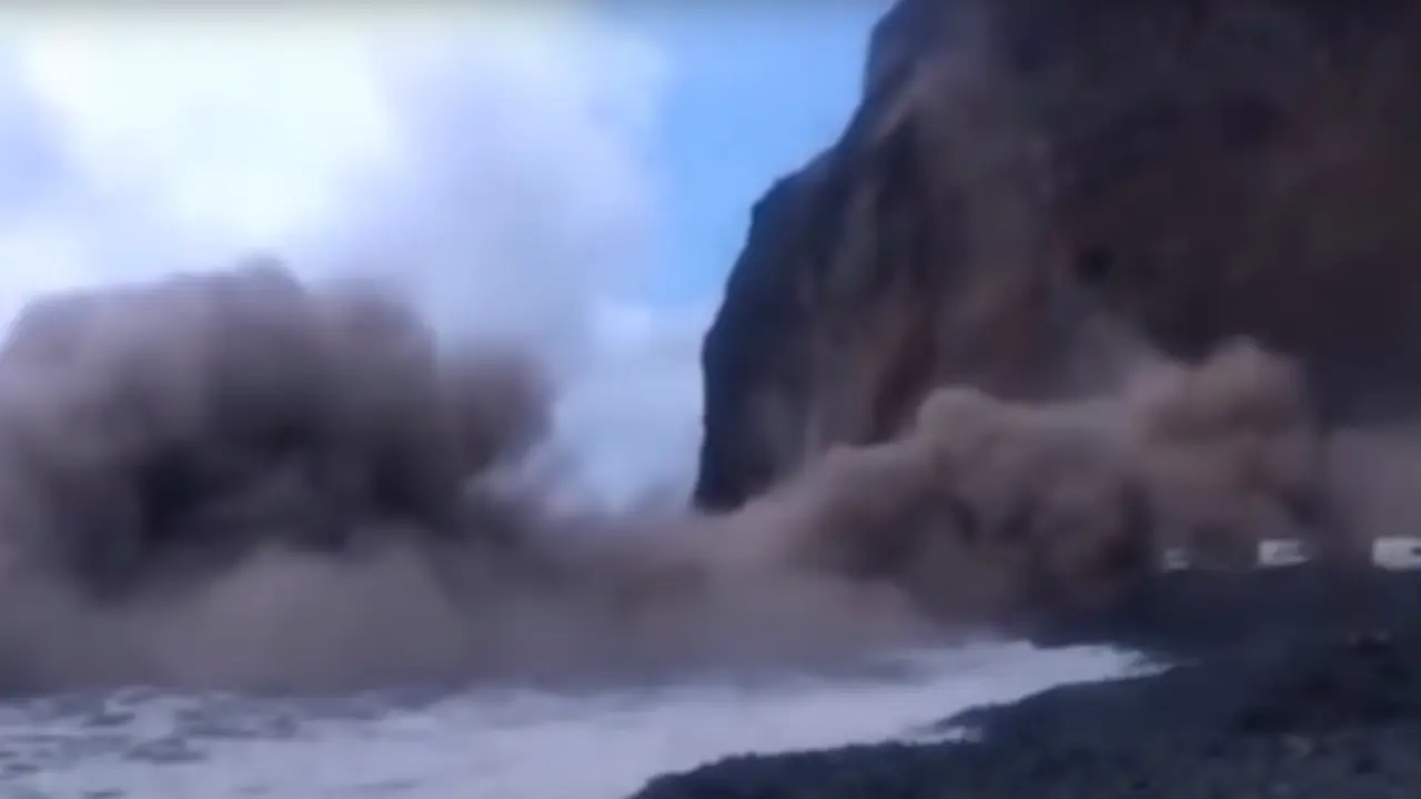 0:36 / 1:52


La reproducci&oacute;n del chat no est&aacute; disponible en este estreno.
Espectacular derrumbe en un acantilado en La Gomera. / youtube