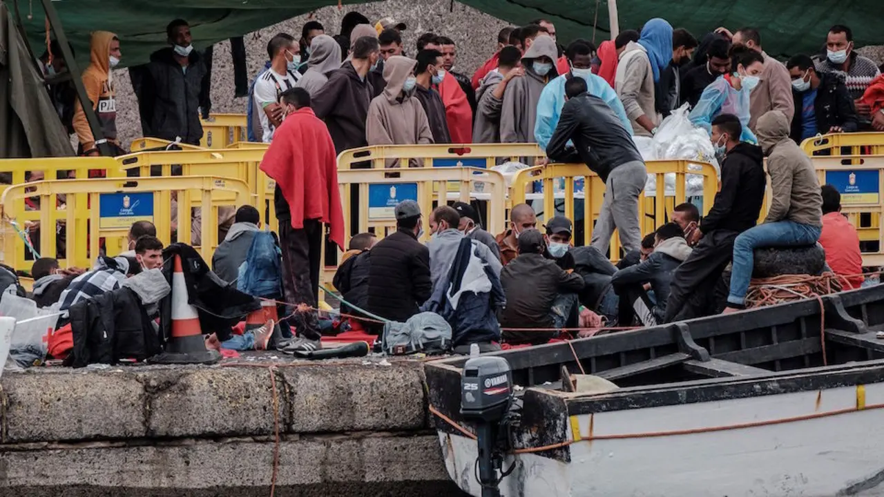Inmigrantes se agolpan en el puerto de Arguinegu&iacute;n. / EFE