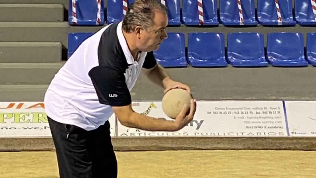 Luis Bustamante jug&oacute; su &uacute;ltimo partido el pasado 5 de octubre en la bolera Mateo Grijuela en el partido de vuelta de las semifinales del playoff de la Liga de veteranos, defendiendo los colores de su pe&ntilde;a. / Hoyos