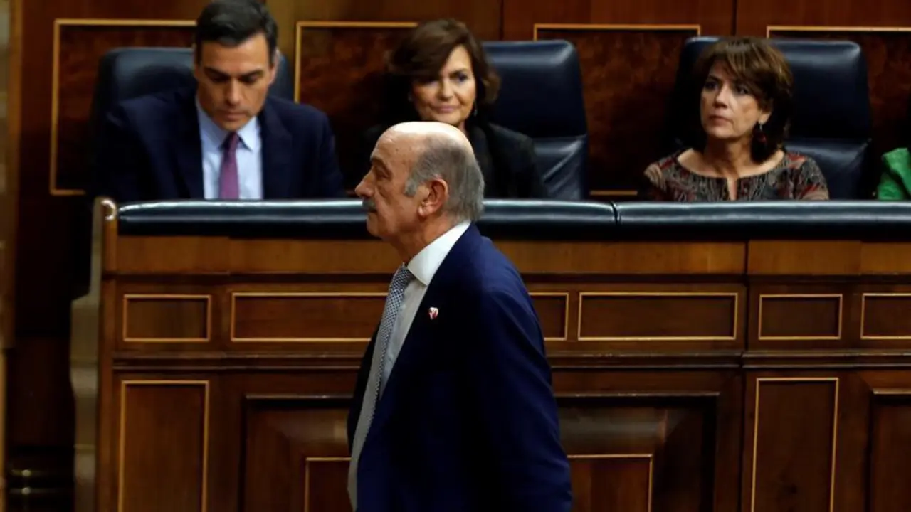 El diputado del Partido Regionalista C&aacute;ntabro, Jos&eacute; Mar&iacute;a Maz&oacute;n, pasa por delante del candidato a la presidencia del Gobierno, Pedro S&aacute;nchez (i), antes de intervenir ante el pleno del Congreso de los Diputados en la primera jornada de la sesi&oacute;n de investidura de Pedro S&aacute;nchez como presidente del Gobierno. EFE/Emilio Naranjo