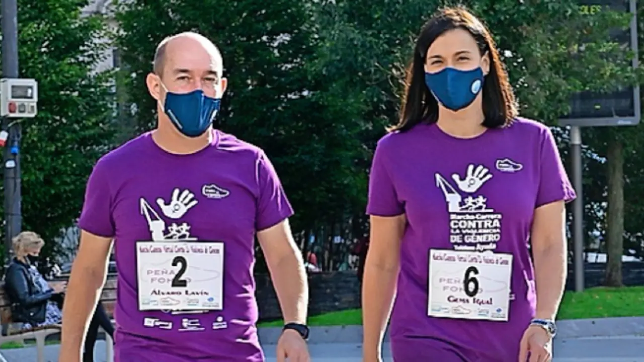 &Aacute;lvaro Lav&iacute;n y Gema Igual con las camisetas de la carrera. / alerta
