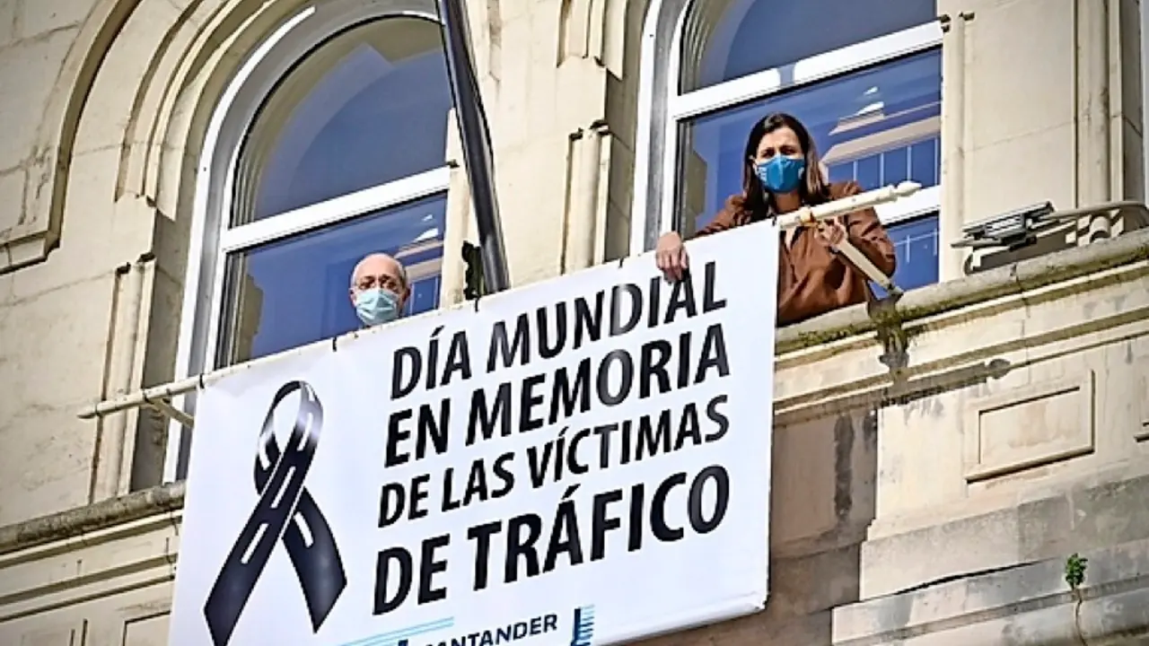 Pedro Nalda y Gema Igual colocando el cartel con el cresp&oacute;n negro. / ALERTA