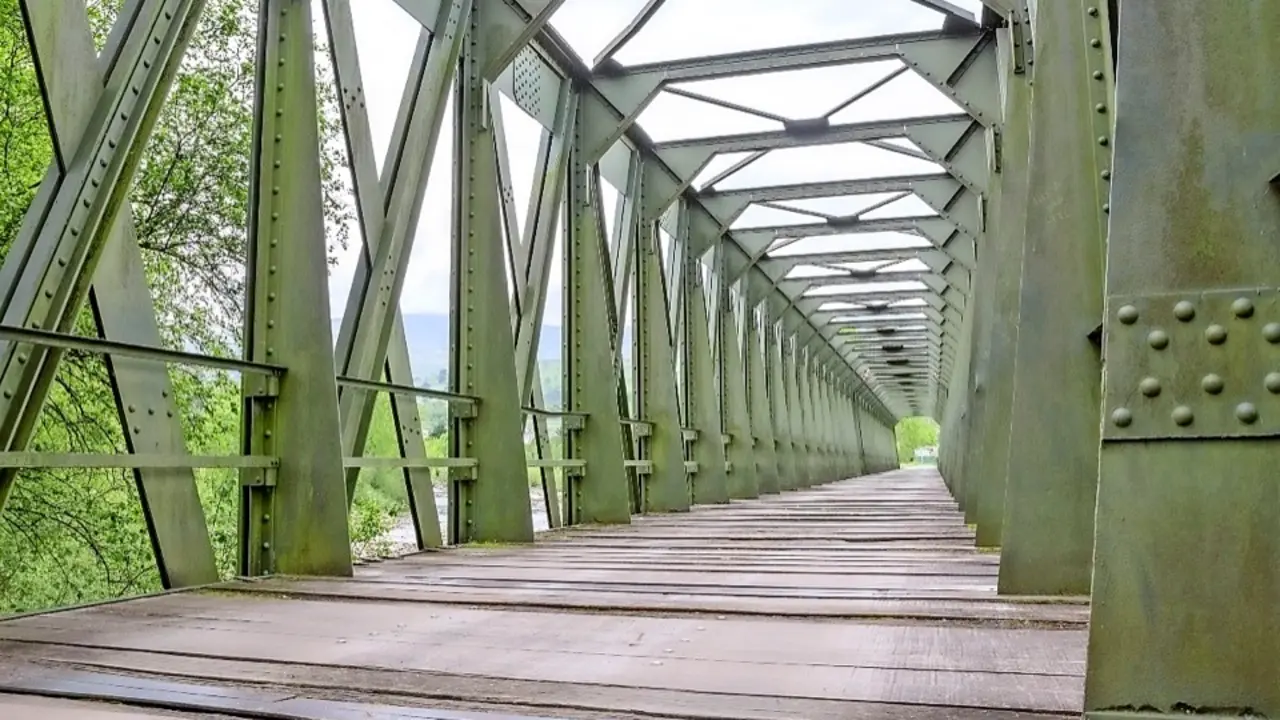 Antiguo Puente del Ferrocarril sobre la V&iacute;a Verde del Pas. / Alerta