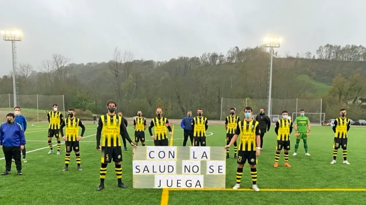 Los jugadores del Cay&oacute;n posan con una pancarta antes del inicio del encuentro ante el Rayo Cantabria. / Hardy