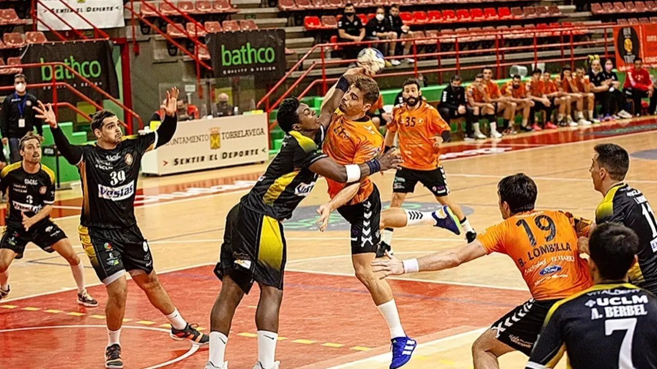 Ataca del Balonmano Torrelavega. / Sa&uacute;l Ceballos