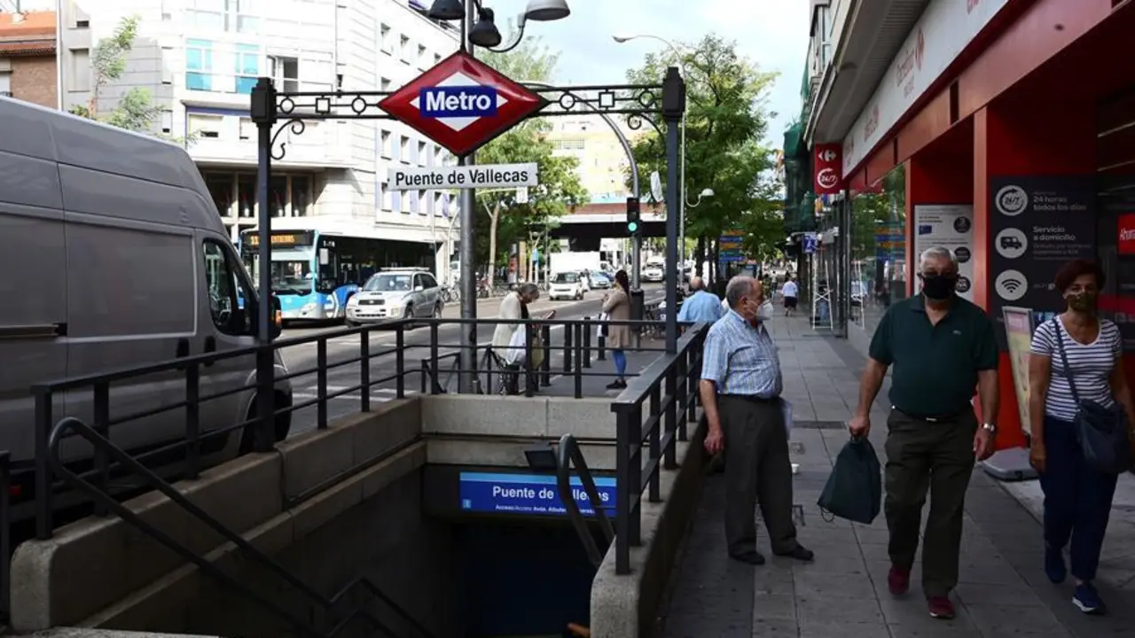 Varias personas caminan por la Avenida de la Albufera de Vallecas. EFE/ V&iacute;tor Lerena/Archivo