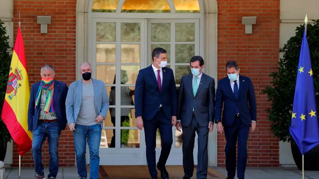 El presidente del Gobierno, Pedro S&aacute;nchez (c) junto a los presidentes de CEOE, Antonio Garamendi (2d) y la Cepyme, Gerardo Cuerva (d) y los secretarios generales de UGT, Pepe &Aacute;lvarez (i) y CCOO, Unai Sordo en el palacio de la Moncloa. EFE/Chema Moya/Archivo