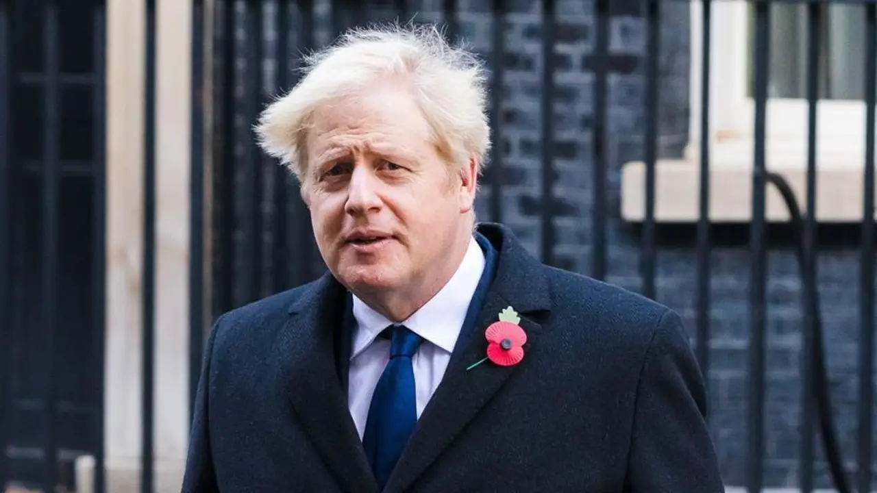El primer ministro brit&aacute;nico, Boris Johnson, sale de Downing Street para asistir al Servicio Nacional de Recuerdo, el domingo del recuerdo, en el Cenotafio en Westminster, Londres, Gran Breta&ntilde;a, el 8 de noviembre de 2020.EFE/EPA/VICKIE FLORES