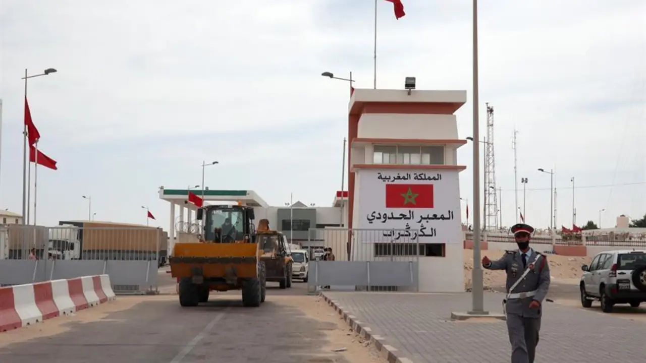 alas excavadoras que vienen de desalojar los obst&aacute;culos puestos hasta ayer por el Frente Polisario. La frontera de Guerguerat, en el extremo sur del S&aacute;hara Occidental, est&aacute; abierta al tr&aacute;fico despu&eacute;s de que ayer el ej&eacute;rcito marroqu&iacute; desalojara a manifestantes del Frente Polisario que la bloqueaban, pero el paso de veh&iacute;culos es casi inexistente. EFE/ Javier Otazu