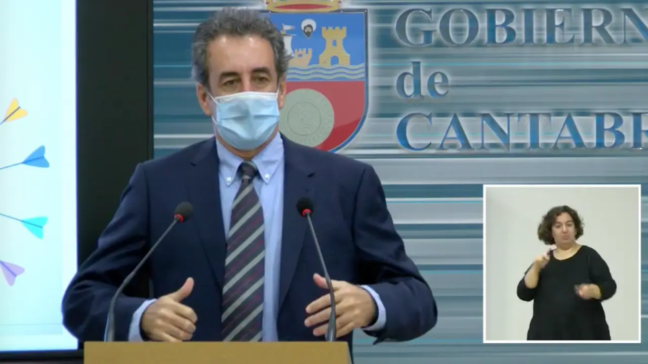 El consejero Francisco Mart&iacute;n durante la rueda de prensa ofrecida hoy. / ALERTA