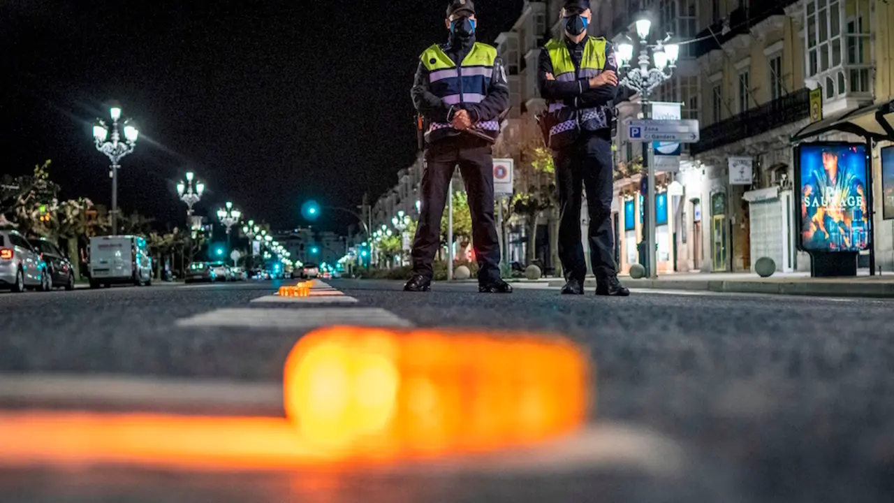 El s&aacute;bado, por la noche, comenzaban los controles en Santander debido al toque de queda decretado en toda Cantabria a partir de las diez de la noche. EFE / ROM&Aacute;N G. AGUILERA