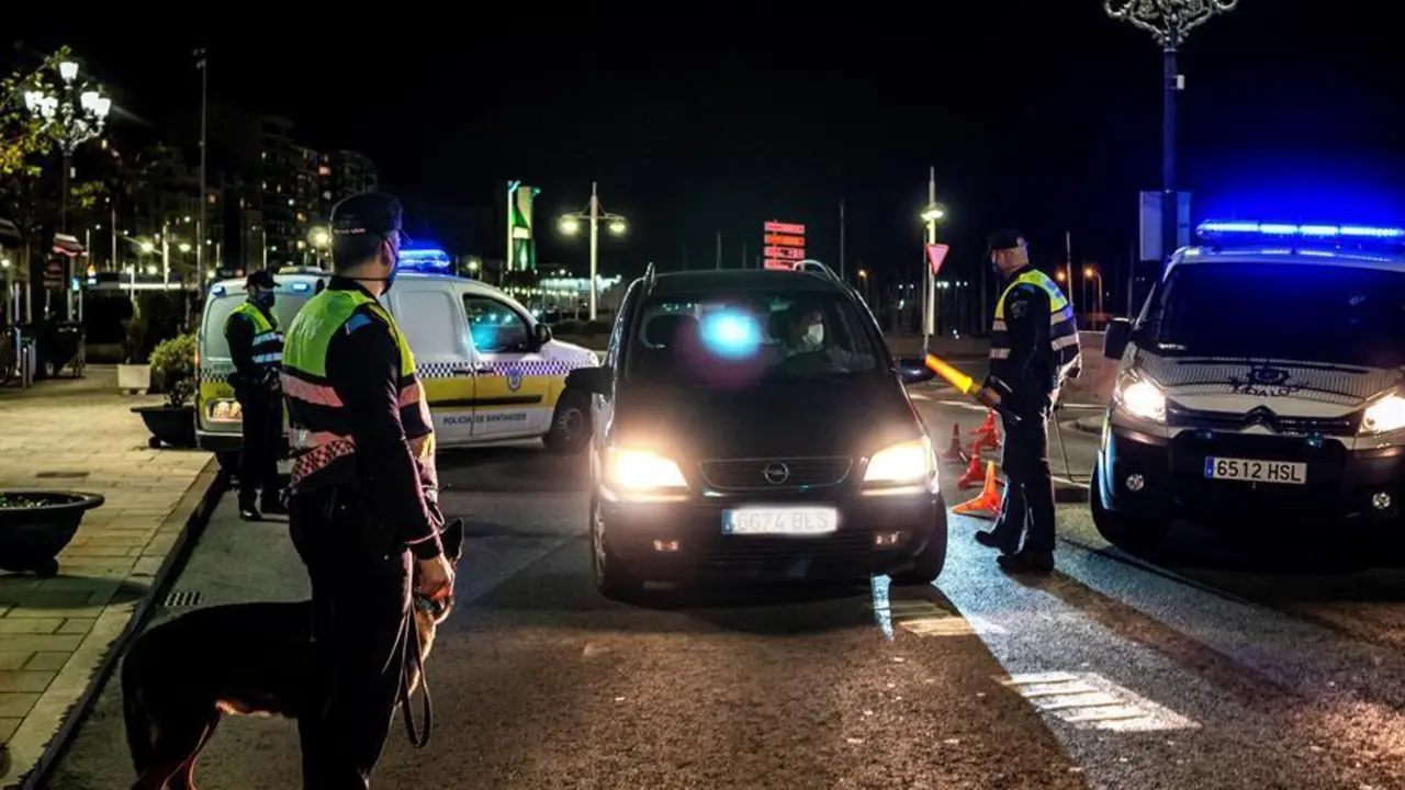 Han comenzado hoy s&aacute;bado por la noche los controles en Santander debido al toque de queda decretado en toda Cantabria a partir de las diez de la noche. EFE/ROM&Aacute;N G. AGUILERA
