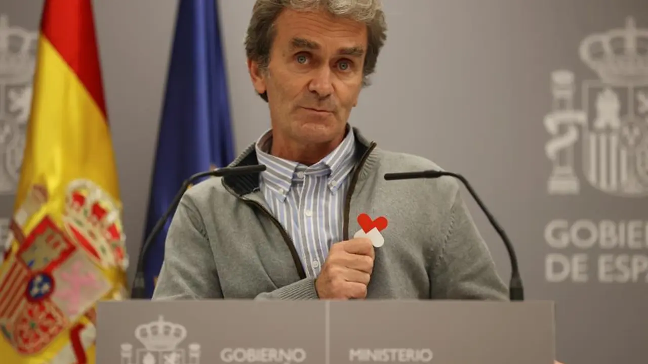 El director del Centro de Coordinaci&oacute;n de Alertas y Emergencias Sanitarias, Fernando Sim&oacute;n, ofrece una rueda de prensa este lunes en Madrid para actualizar la situaci&oacute;n de la pandemia. EFE/Juanjo Mart&iacute;n