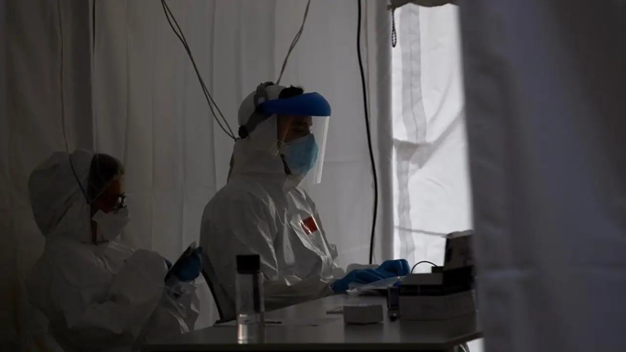 Profesionales sanitarios en la carpa provisional para la realizaci&oacute;n de PCR del CAP Roger de Flor de Barcelona, este lunes, cuando la consellera de Salud, Alba Verg&eacute;s, ha subrayado que Catalu&ntilde;a va "por el buen camino" porque se ha superado "el pico de la curva epidemiol&oacute;gica", aunque no se ha doblegado en cambio en el &aacute;mbito asistencial, por la situaci&oacute;n de ocupaci&oacute;n de las UCI, lo que aconseja una desescalada con "prudencia". EFE/Alejandro Garc&iacute;a