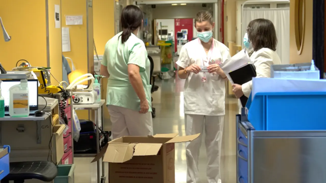 Varias enfermeras en la zona de Urgencias del Hospital Marqu&eacute;s de Valdecilla. / TREVOL