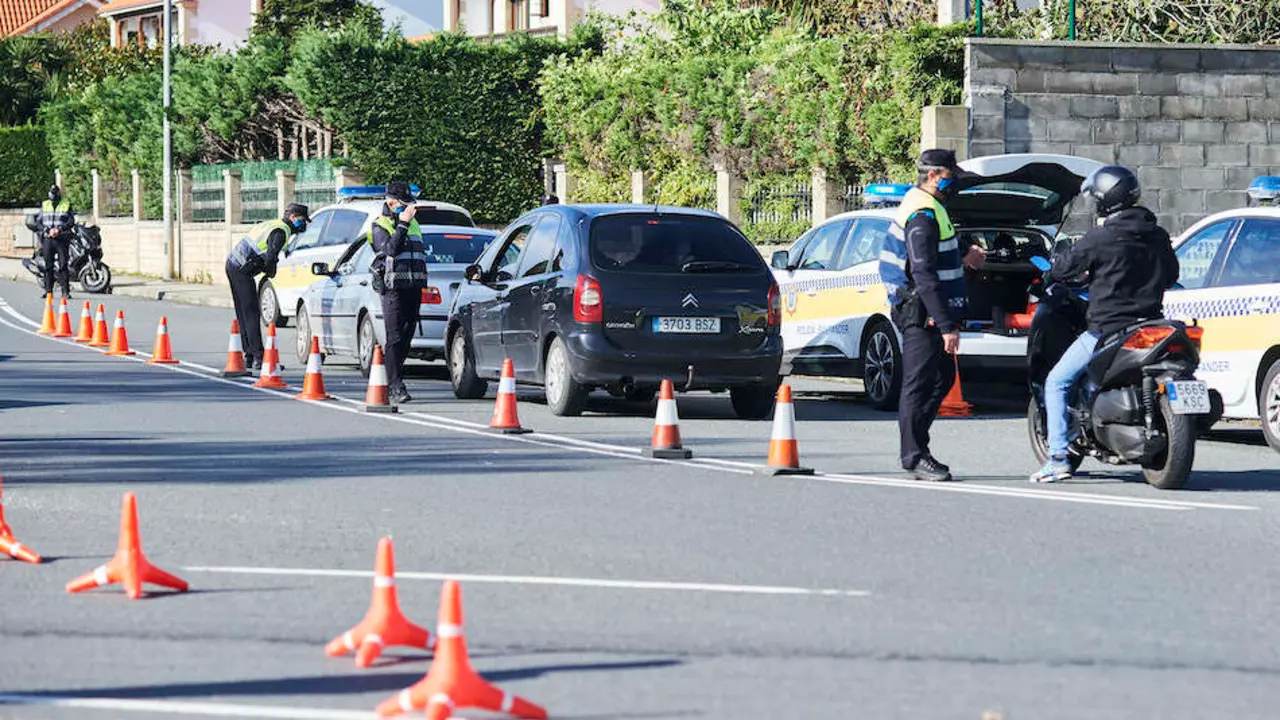 Agentes de la Polic&iacute;a en un control de movilidad en Mortera, Santander. / HARDY