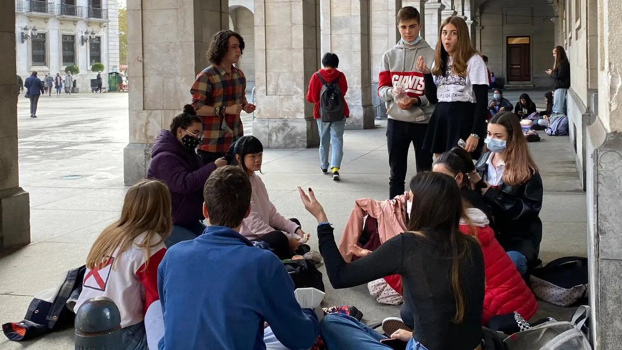 Un grupo de j&oacute;venes charla en la Plaza Pombo. / hardy