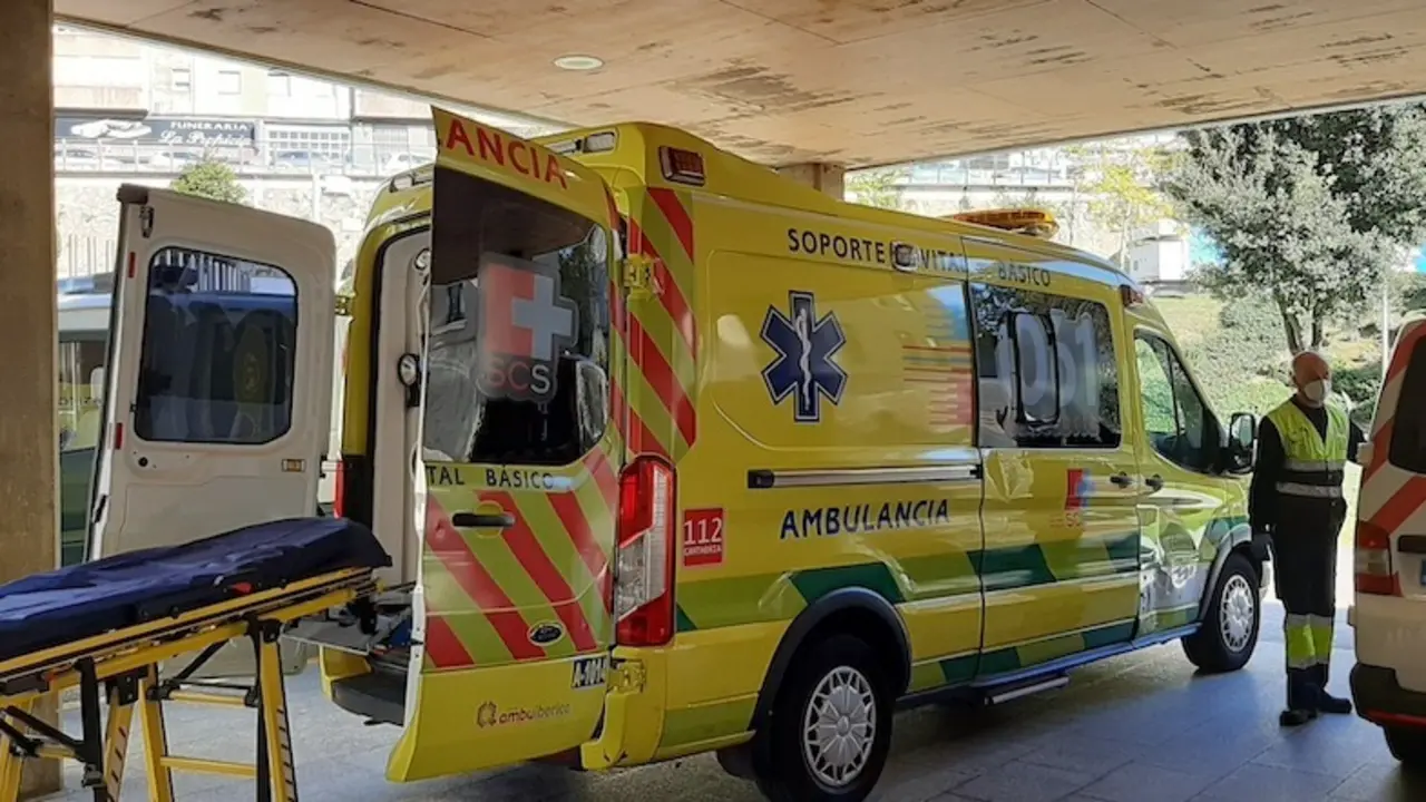 Dos trabajadores de Ambuib&eacute;rica en la zona de Urgencias del Hospital Marqu&eacute;s de Valdecilla. / S.D.