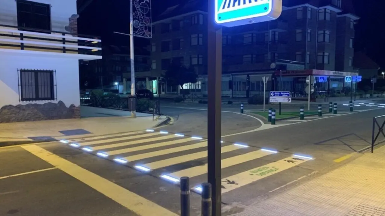 Iluminaci&oacute;n de un paso peatones en Noja. / ALERTA