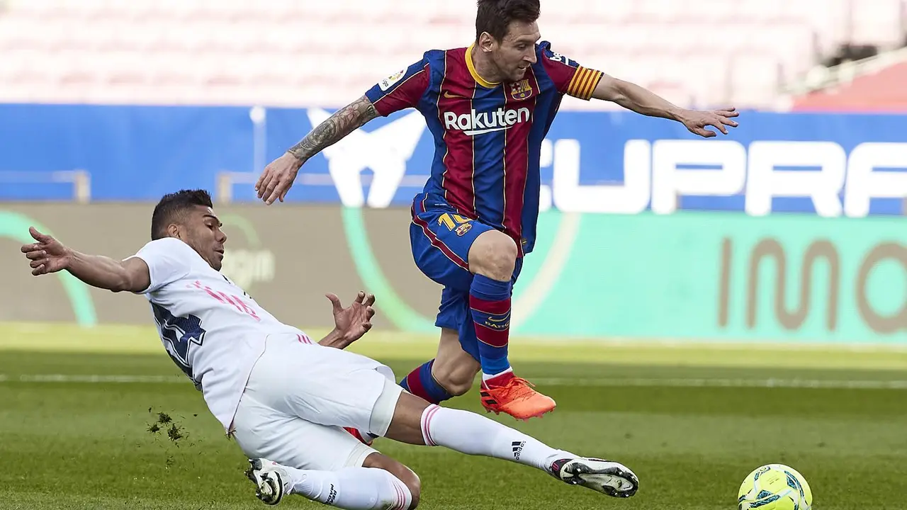 Messi y Casemiro durante un Barcelona - Real Madrid. / E. PRESS