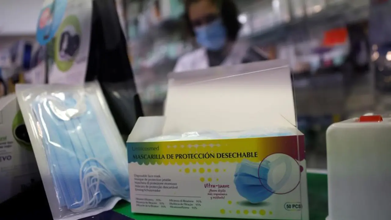 Vista de mascarillas desechables en una farmacia madrile&ntilde;a este martes. El Consejo de Ministros ha aprobado este martes la bajada del IVA de las mascarillas quir&uacute;rgicas desechables del tipo general (21 %) al superreducido (4 %) hasta el 31 de diciembre de 2021. Esta reducci&oacute;n del IVA se une a la bajada del precio m&aacute;ximo de venta de las mascarillas quir&uacute;rgicas desechables, que desde este martes no pueden costar m&aacute;s de 0,72 euros, frente a los 0,96 euros que pod&iacute;an alcanzar hasta ahora.- EFE/JuanJo Mart&iacute;n