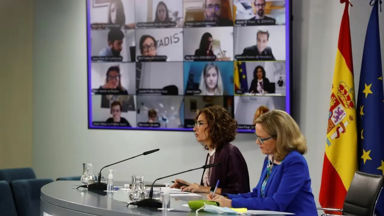 La ministra de Hacienda y portavoz del Gobierno, Mar&iacute;a Jes&uacute;s Montero (i), durante su intervenci&oacute;n en la rueda de prensa posterior a la reuni&oacute;n del Consejo de Ministros que ha tenido lugar este martes en Moncloa. Junto a ella, La vicepresidenta econ&oacute;mica, Nadia Calvi&ntilde;o (d). EFE/J.J. Guill&eacute;n