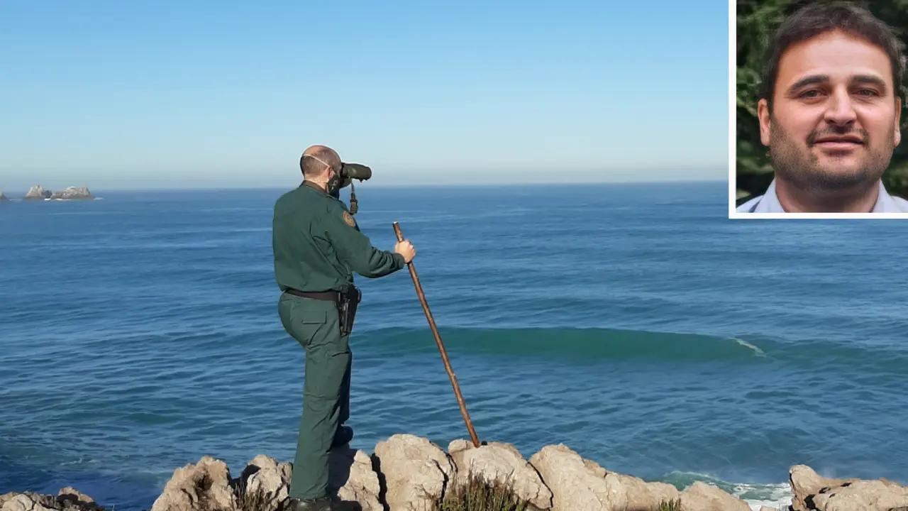 Un Guardia Civil buscando a Ra&uacute;l Tolosa que sali&oacute; a pasear con su perro y uno de sus vecinos dio la voz de alarma cuando el animal regres&oacute; solo a casa sobre las siete de la tarde. / S.D.