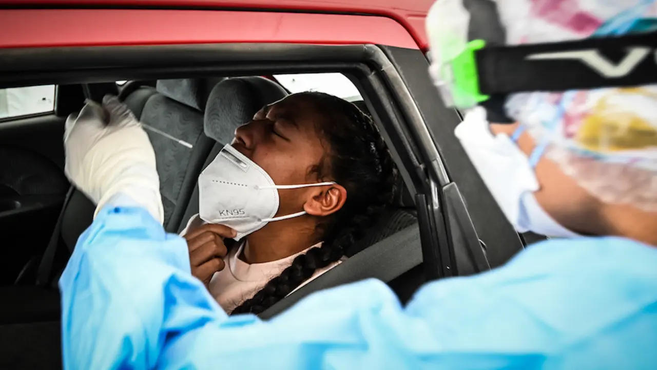 Un sanitario realiza una prueba PCR en el coroauto de Santander el pasado lunes. / HARDY