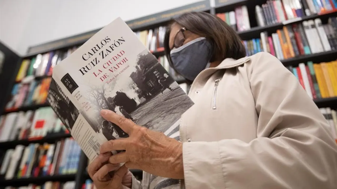Cinco meses despu&eacute;s de su muerte en Los &Aacute;ngeles, un nuevo libro de Carlos Ruiz Zaf&oacute;n llega este martes a las librer&iacute;as, "La ciudad de vapor", que re&uacute;ne los once cuentos escritos por el autor barcelon&eacute;s, cuatro de ellos in&eacute;ditos. EFE/Marta P&eacute;rez.