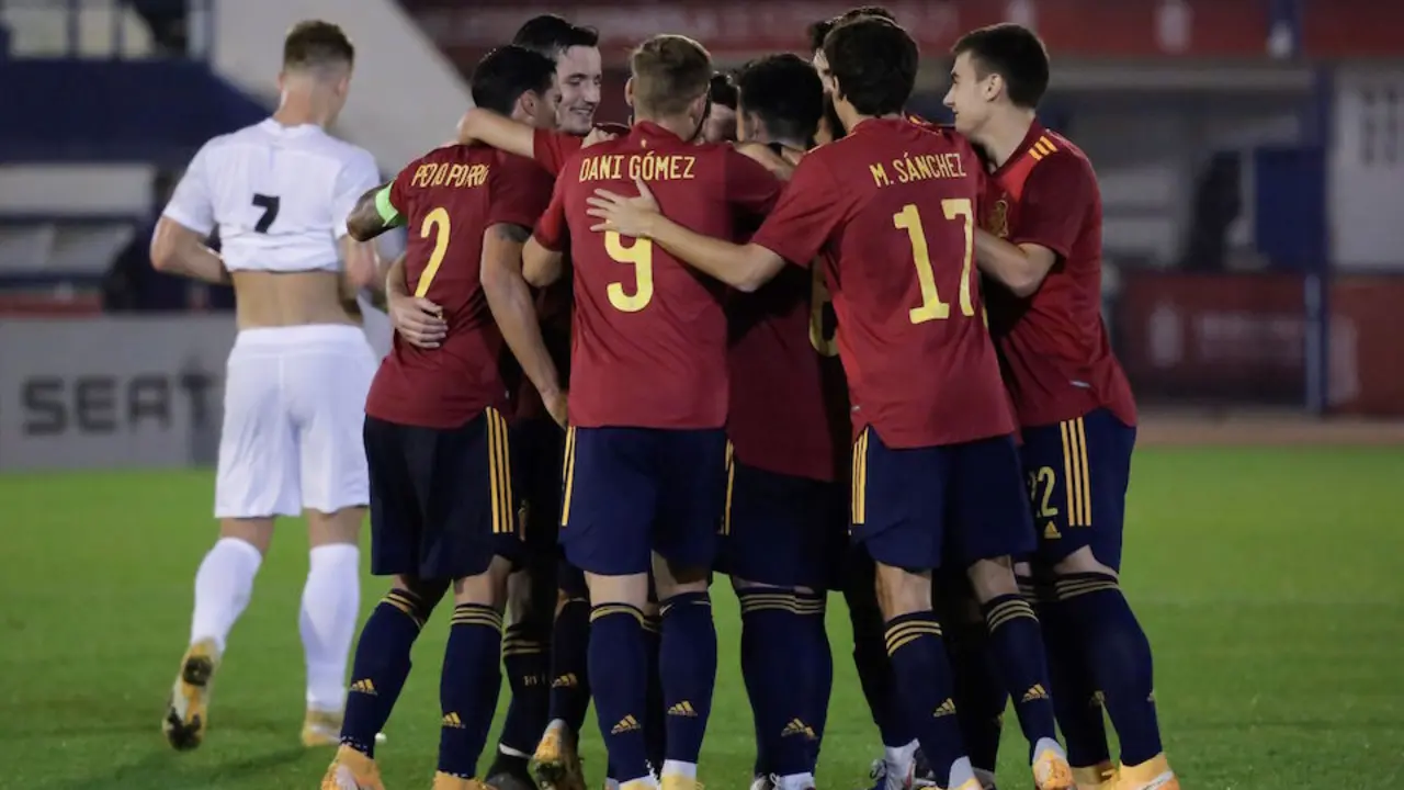 Los jugadores de la selecci&oacute;n espa&ntilde;ola celebran el tercer gol conseguido ante Israel, durante el partido de la fase clasificatoria para el Europeo Sub-21 2021. / EFE