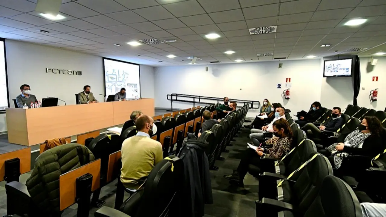 La reuni&oacute;n del Consejero de Obras P&uacute;blicas y los afectados por el derrumbe. / ALERTA