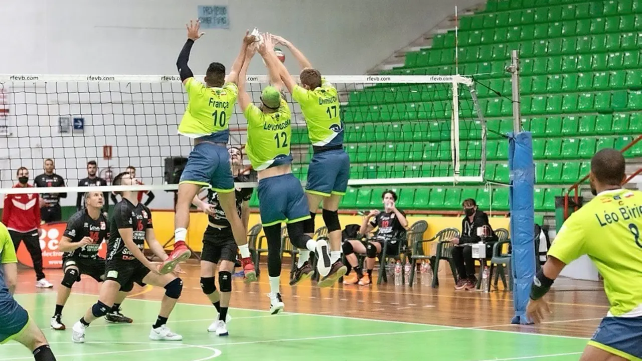 Bloqueo del Voley de Cabez&oacute;n e la Sal. / Marcos fierro