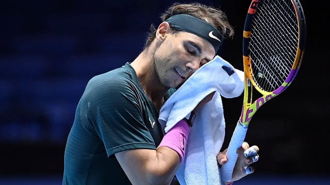 Rafa Nadal se seca el sudor en un momento del partido de ayer ante Dominic Thiem. / EFE