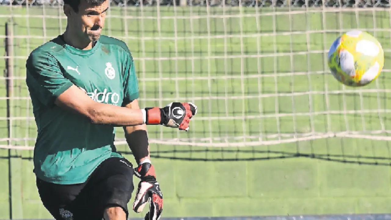Iv&aacute;n Crespo, sacando de porter&iacute;a durante el entrenamiento de ayer. / Hardy