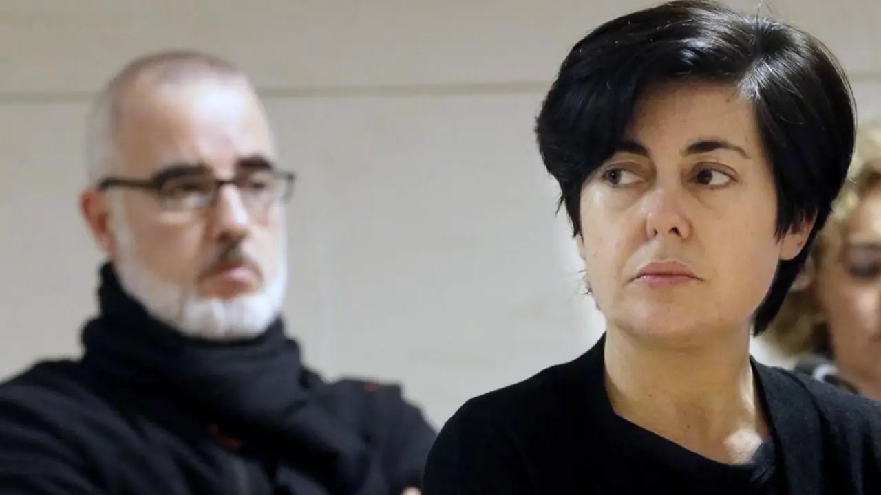Fotograf&iacute;a de archivo (01/10/2015), de la abogada Rosario Porto (d) y el periodista Alfonso Basterra (i) en una de las sesiones del juicio por la muerte de su hija Asunta Basterra. EFE/Lavandeira jr/Archivo