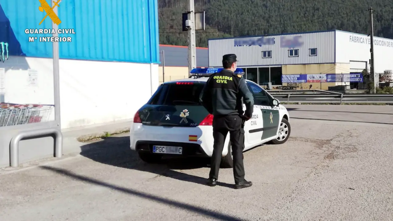 Un agente de la Guardia Civil en el lugar de los hechos. / OPC