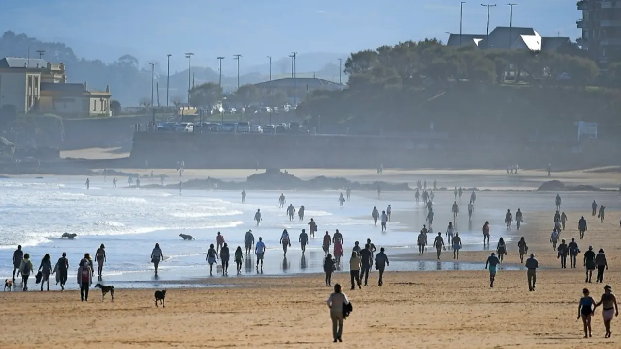 Las temperaturas tan agradables y los cielos pr&aacute;cticamente despejados del d&iacute;a de ayer martes, hicieron que muchos c&aacute;ntabros aprovecharan el sol para pasear por la playa. / HARDY