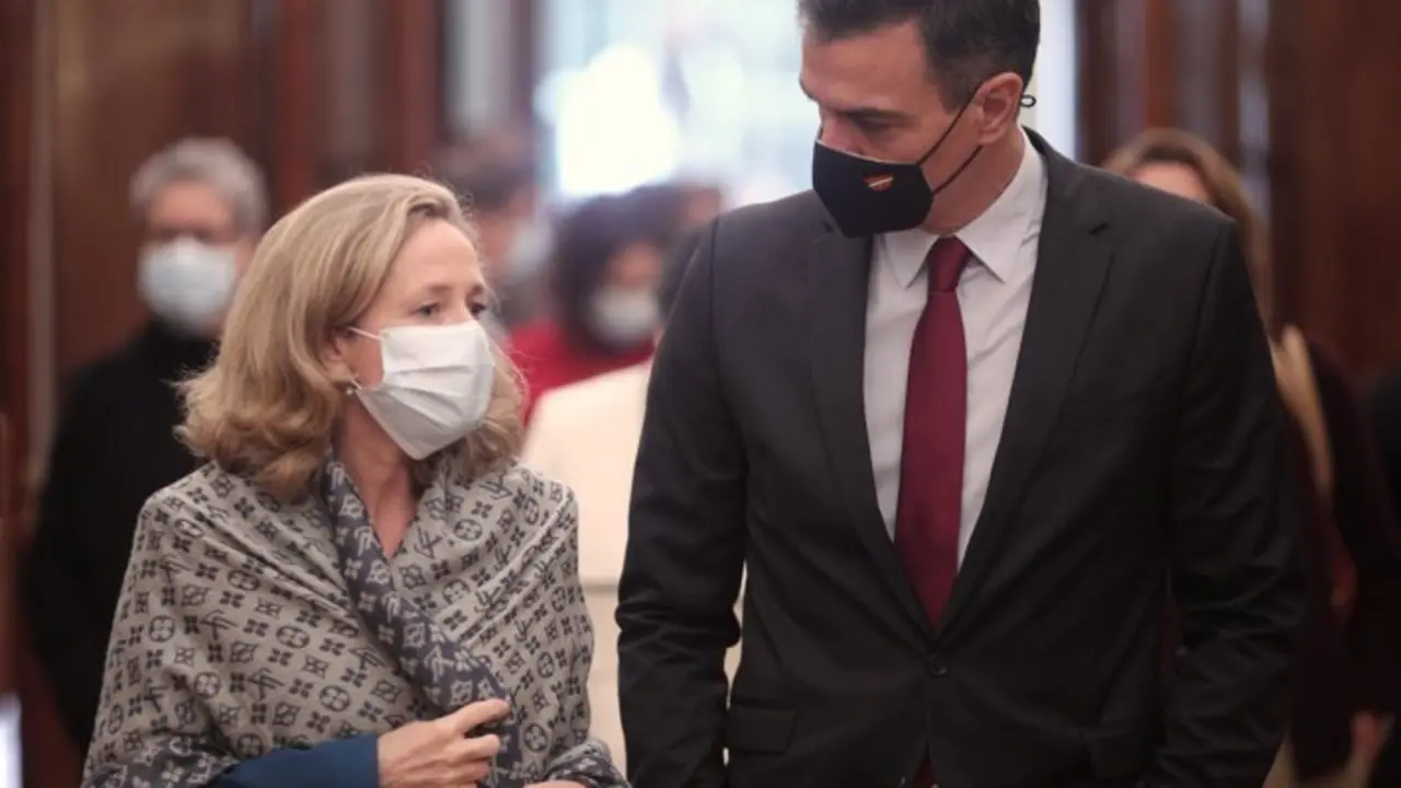 El presidente del Gobierno, Pedro S&aacute;nchez, y la vicepresidenta tercera y ministra de Asuntos Econ&oacute;micos y Transformaci&oacute;n Digital, Nadia Calvi&ntilde;o. - EUROPA PRESS/E. Parra.