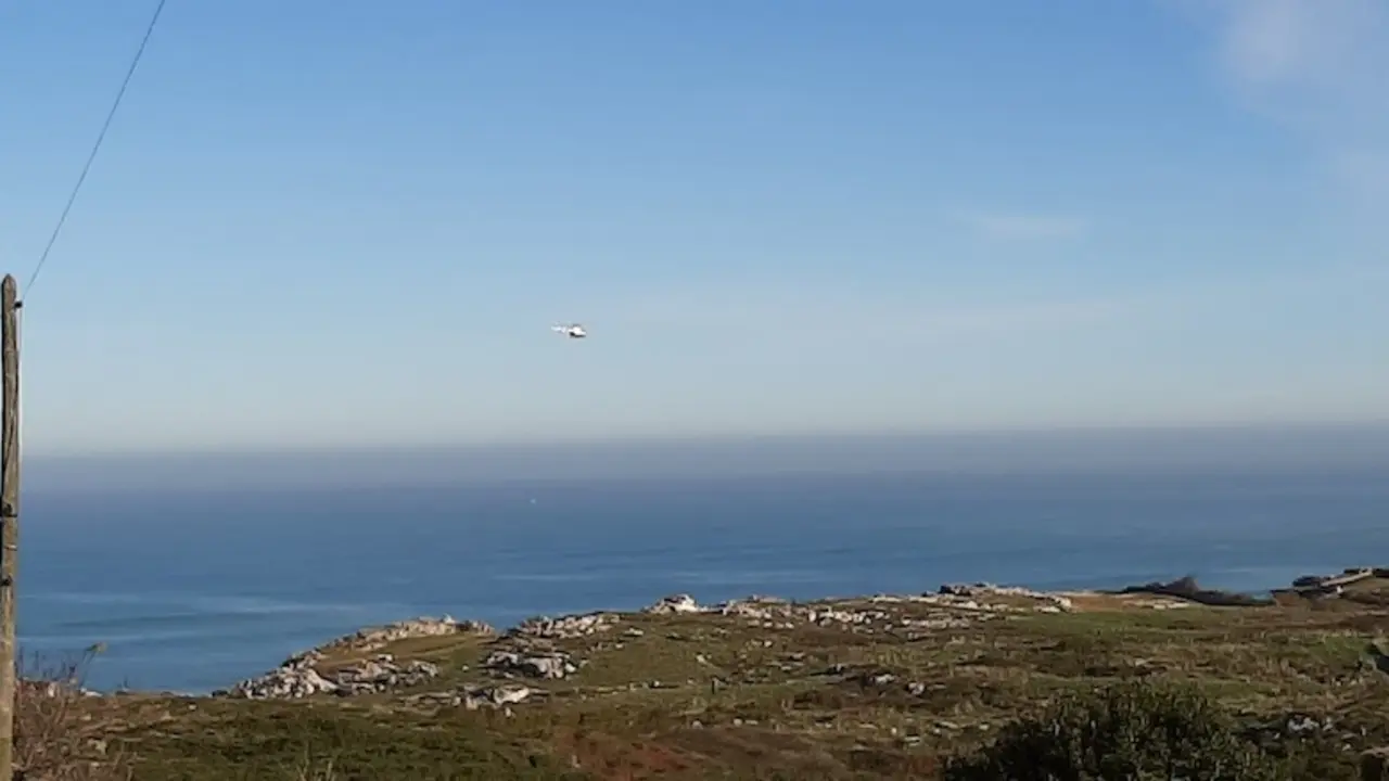 El helic&oacute;ptero de Salvamento Mar&iacute;timo ha localizado un cuerpo a siete millas mar adentro de la zona de b&uacute;squeda en Miengo. / S.D.