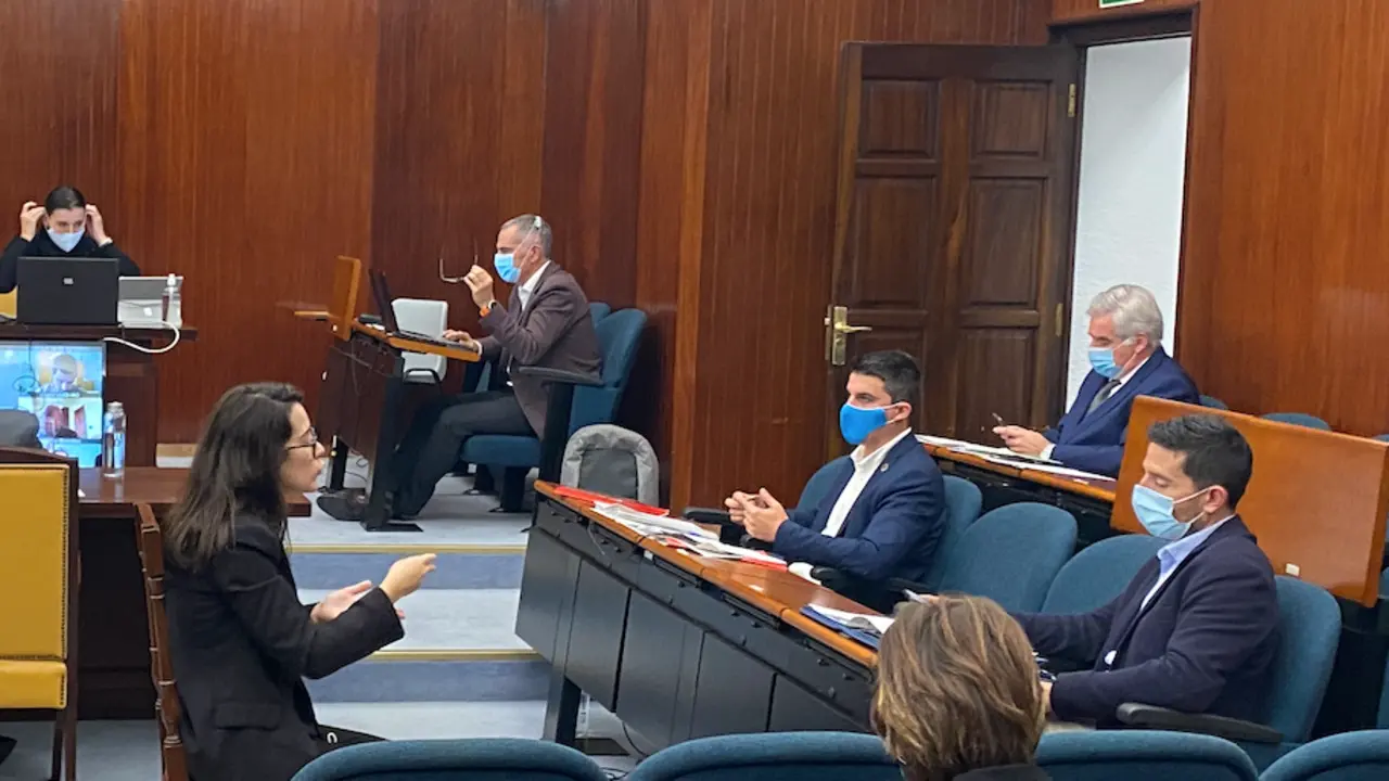 La oposici&oacute;n en el Pleno del Ayuntamiento de Santander. / ALERTA