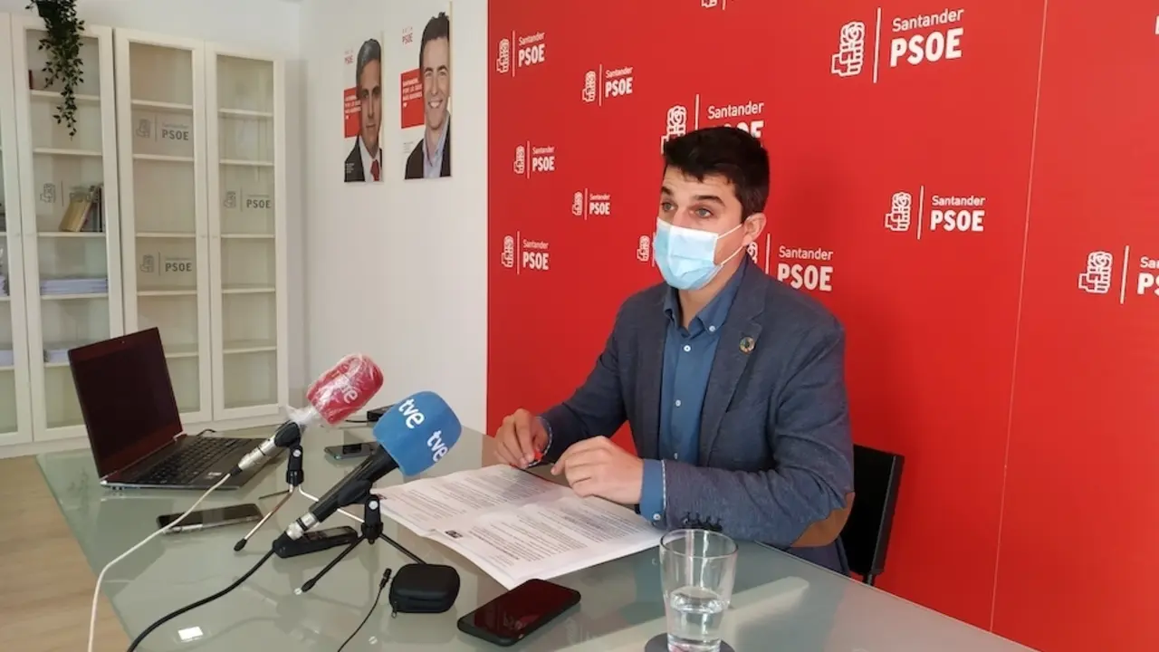 El portavoz del PSOE, Daniel Fern&aacute;ndez durante la rueda de prensa ofrecida en la sede del PSOE. / ALERTA