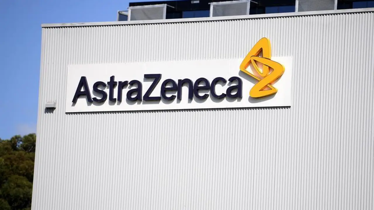 En colaboraci&oacute;n con la farmac&eacute;utica AstraZeneca y otros organismos, los investigadores probaron el preparado, llamado ChAdOx1 nCoV-19, en un experimento con 560 adultos sanos, entre ellos 240 de m&aacute;s de 70 a&ntilde;os, con el objetivo de observar su impacto en el sistema inmune y posibles efectos secundarios. EFE/EPA/DAN HIMBRECHTS