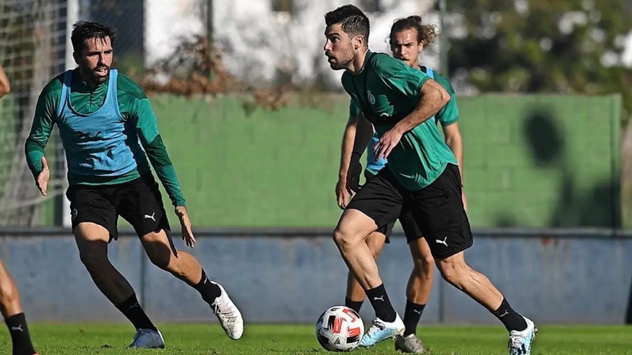 Jon Ander, durante el entrenamiento de ayer, en La Albericia. / Hardy