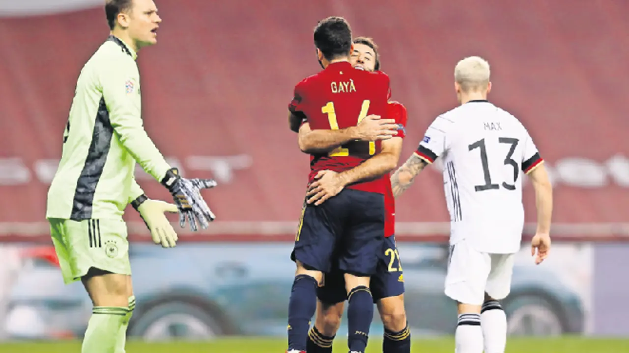 Gay&aacute; y Oyarzabal se abrazan tras un gol ante el guardameta alem&aacute;n Neuer. / EFE