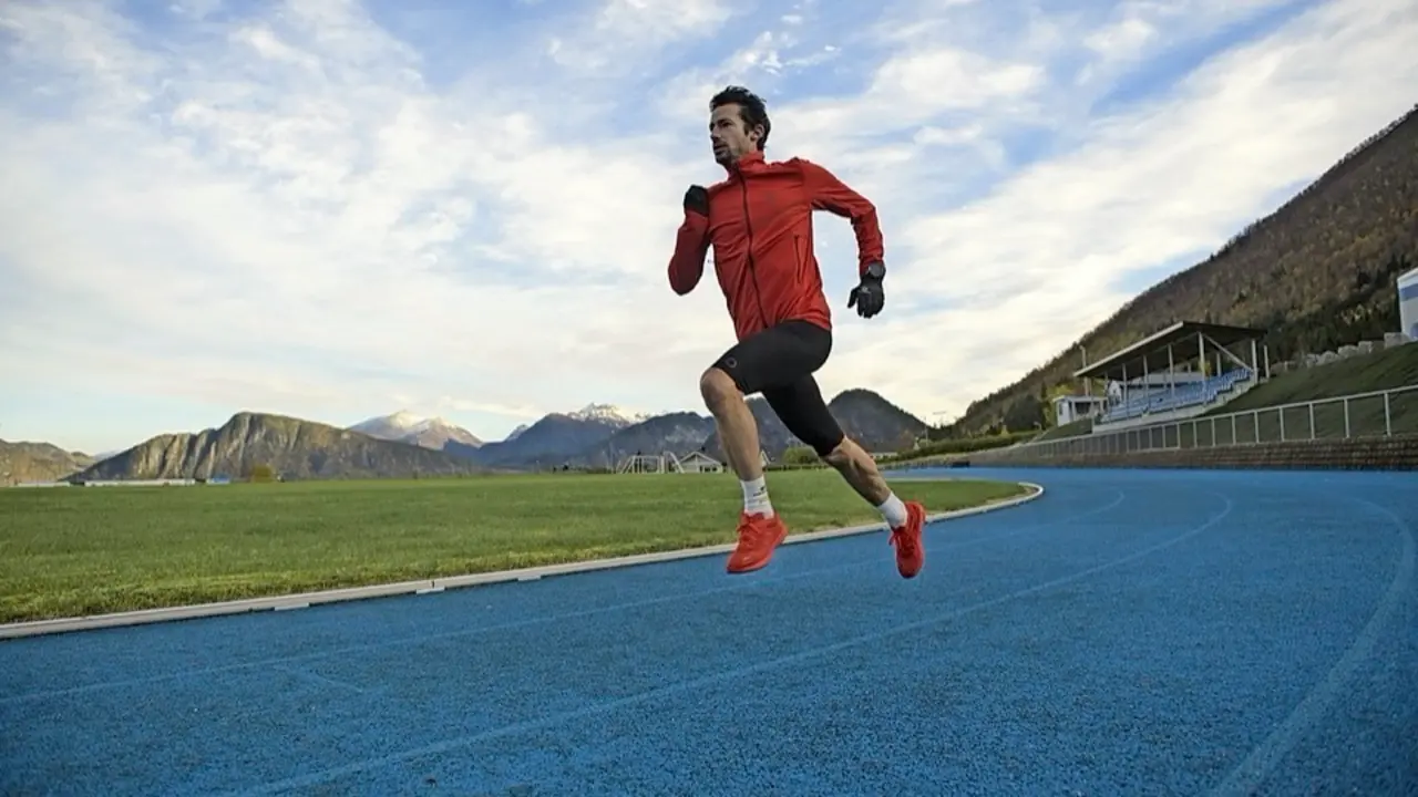 Kilian Jornet entrenando en la pista de Mandalen (Noruega) donde afrontar&aacute; el reto. / Europa press